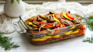 Фото рецепта: Печень говяжья под овощной подушкой – простое и вкусное блюдо