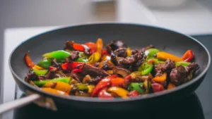 Фото блюда: Сочная куриная печень с болгарским перцем на сковороде без горечи