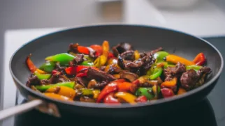 Фото рецепта: Сочная куриная печень с болгарским перцем на сковороде без горечи