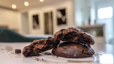 Фото рецепта Невероятное печенье с тройным шоколадом и тягучей начинкой