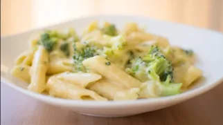 Фото рецепта: Нежные пенне с брокколи в сырном соусе для уютного ужина
