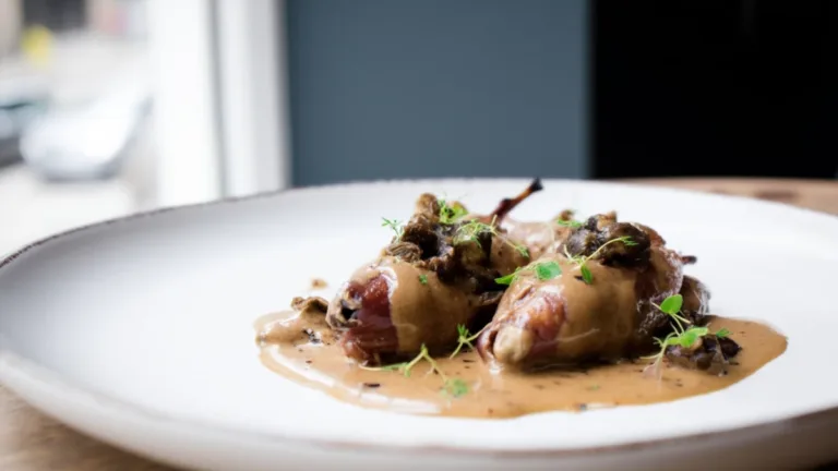 Фото блюда: Нежные перепела в сливочном соусе с белыми грибами для особого ужина