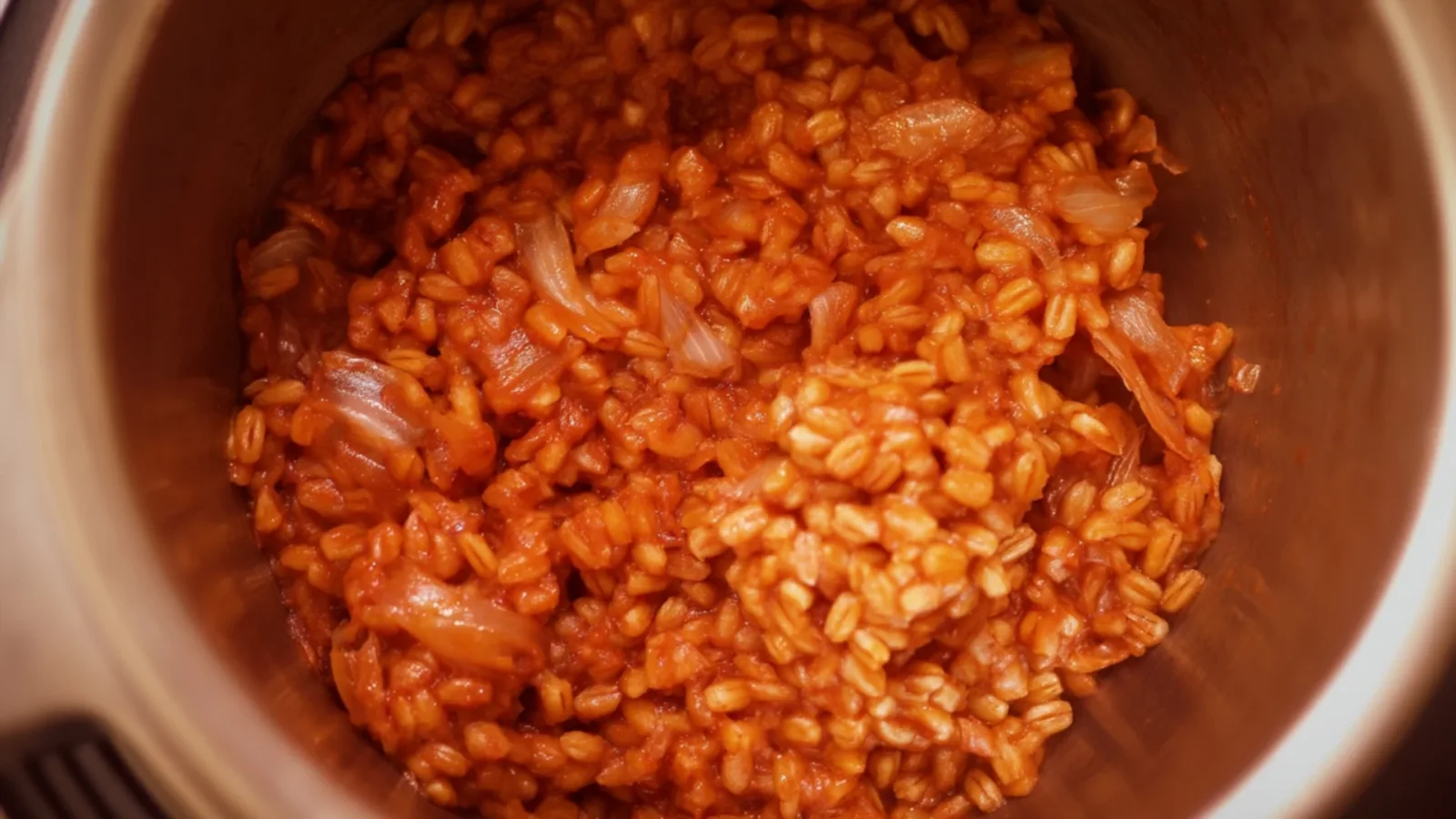 Фото блюда: Перловка с томатной пастой — Простое и вкусное блюдо с крупой