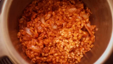 Фото рецепта Перловка с томатной пастой — Простое и вкусное блюдо с крупой