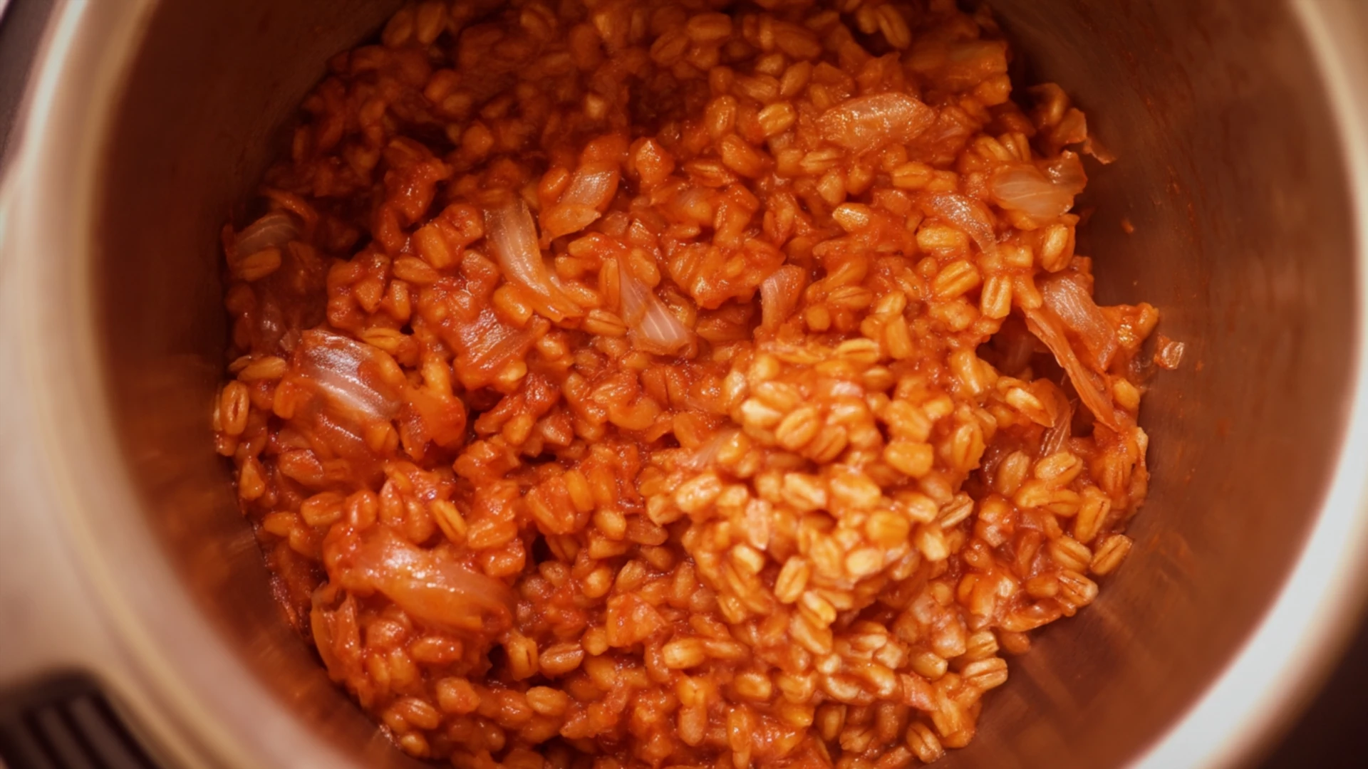 Фото блюда: Перловка с томатной пастой — Простое и вкусное блюдо с крупой