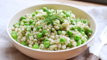 Фото рецепта Перловка с зелёным горошком – Лёгкое весеннее блюдо