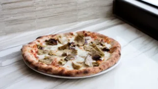 Фото рецепта: Пицца с артишоками и моцареллой с нежным сырным вкусом