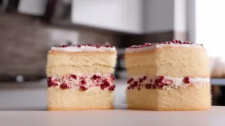 Фото рецепта: Нежный бисквитный пирог с белой смородиной