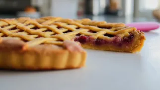 Фото рецепта: Пирог с черной смородиной с ярким вкусом лета