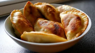 Фото рецепта: Румяные пирожки на маргарине с хрустящей корочкой