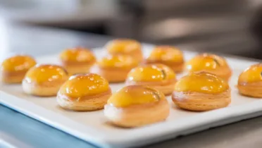 Фото рецепта Пирожные с маракуйей с нежным кремом и ярким вкусом тропиков