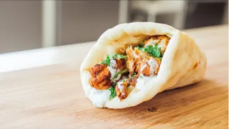 Фото рецепта: Пита с хрустящей курицей — Идеальный перекус