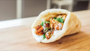 Фото рецепта Пита с хрустящей курицей — Идеальный перекус