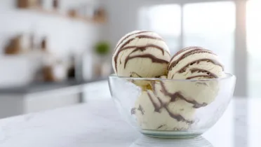 Фото рецепта Пломбир шоколадный домашний – как приготовить вкусный десерт с молочным шоколадом