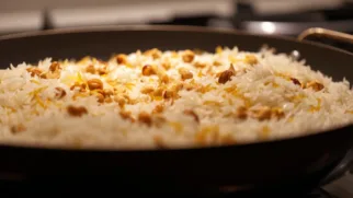 Фото рецепта: Ароматный плов с фундуком и золотистым рисом