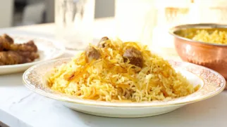 Фото рецепта: Ароматный плов с мягким мясом и сладким золотистым луком