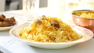 Фото блюда: Ароматный плов с мягким мясом и сладким золотистым луком