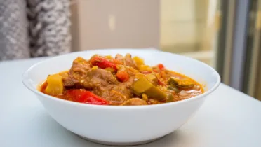 Фото рецепта Пряное рагу с крокодилом и мягкими овощами