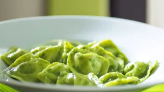 Фото рецепта: Равиоли с песто для быстрого яркого ужина