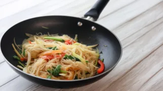 Фото рецепта: Рисовая лапша с овощами с нежным азиатским вкусом