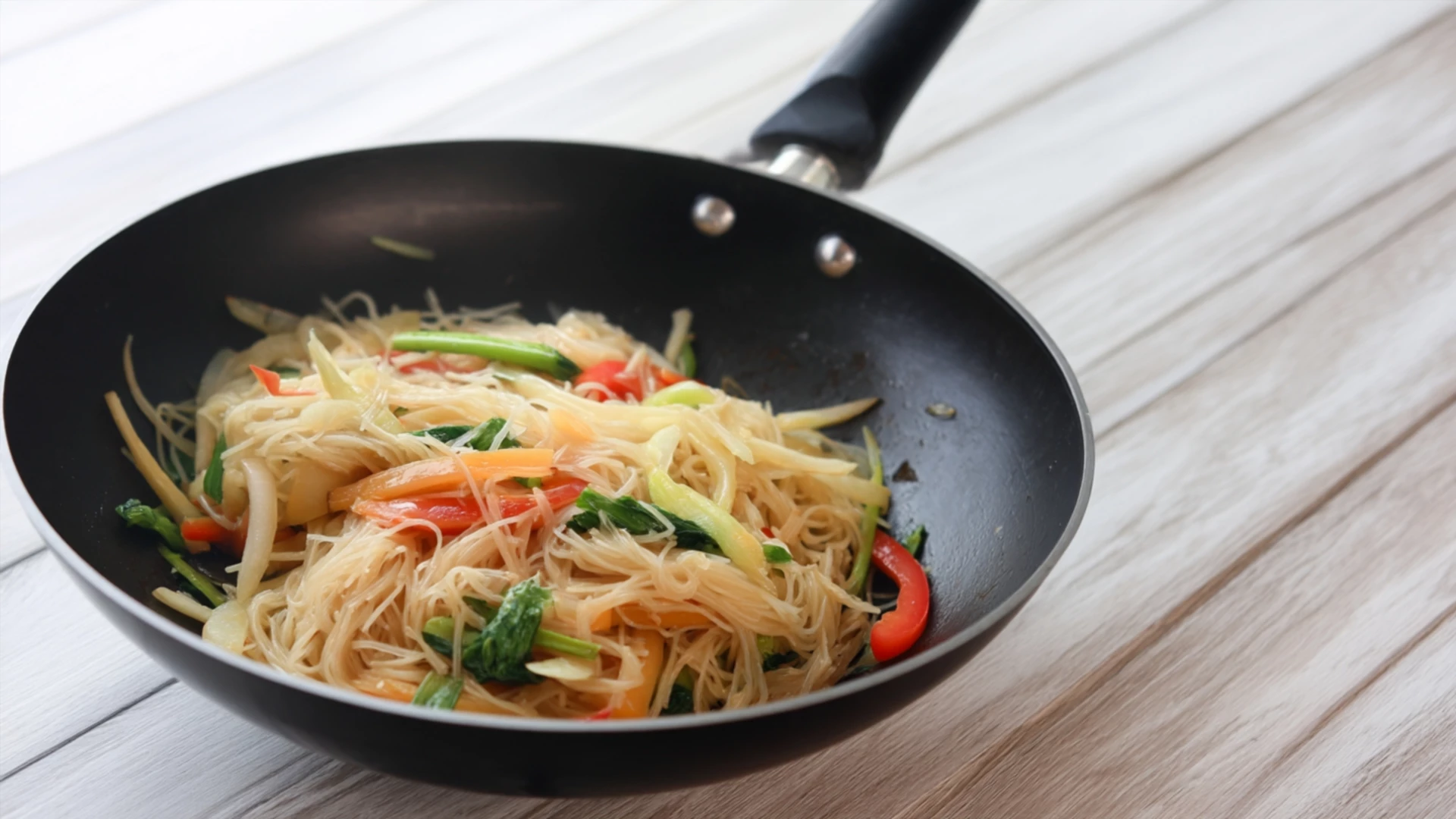 Фото блюда: Рисовая лапша с овощами с нежным азиатским вкусом