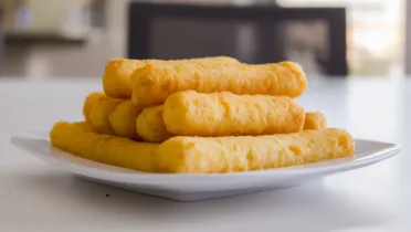 Фото рецепта Рисовые сырные палочки – Хрустящие закуски с тянущейся серединой