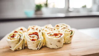Фото рецепта: Аппетитные роллы с сушеными томатами и сливочным сыром для быстрого перекуса