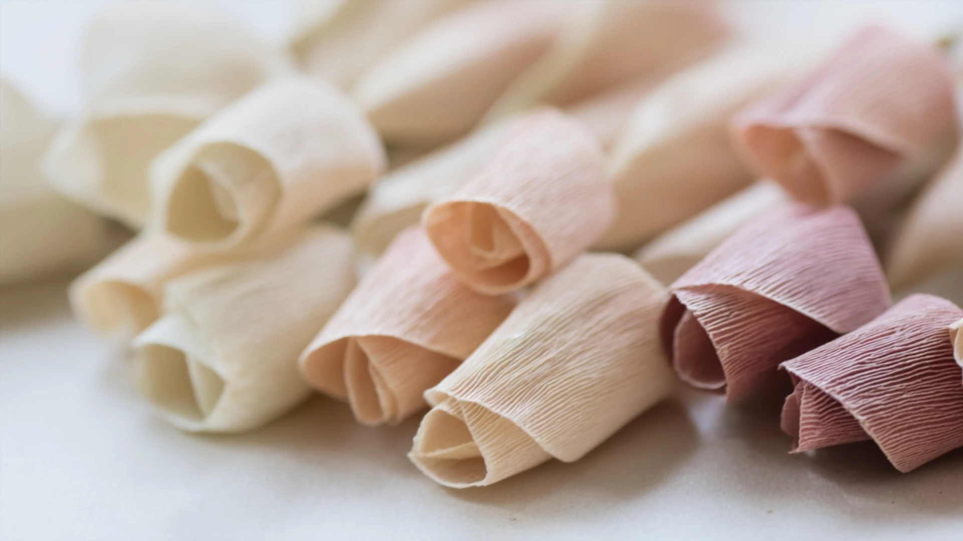 Фото блюда: Розы из сахарной пасты: Идеальный декор для вашего десерта