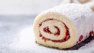 Фото рецепта: Бисквитный рулет с апельсиновым джемом с нежной текстурой и ярким вкусом