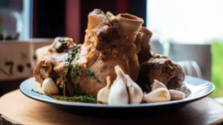 Фото рецепта: Славянская рулька с глубоким ароматом чеснока и трав