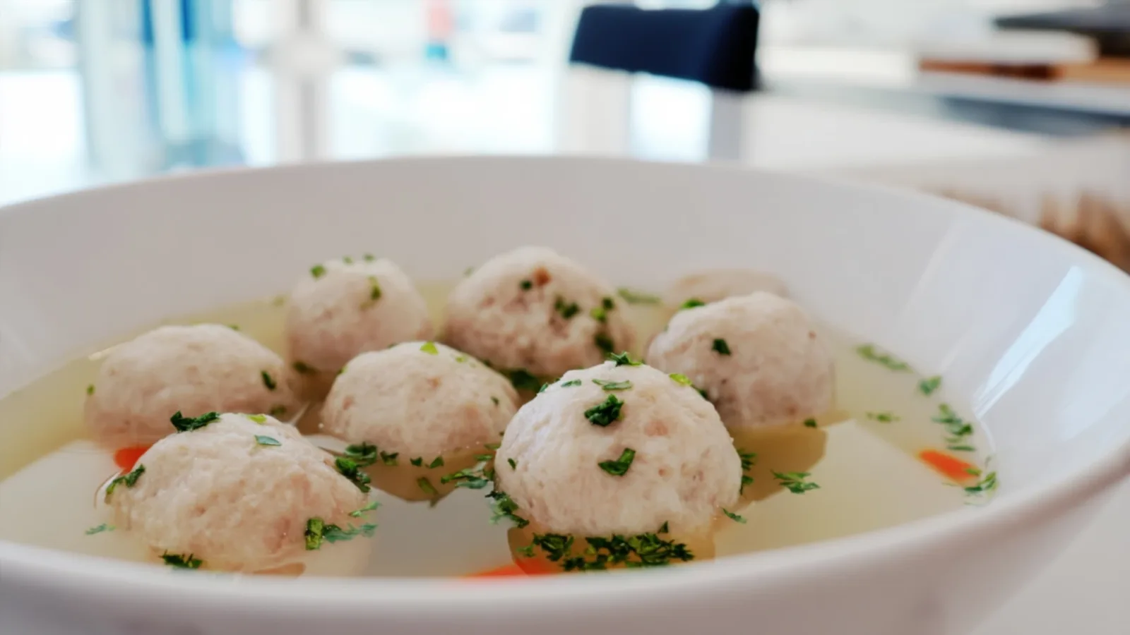 Фото блюда: Нежные рыбные тефтели из сайды в ароматном бульоне