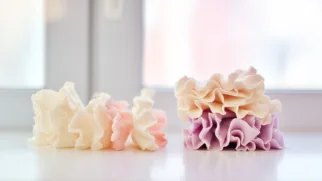 Фото рецепта: Нежные рюши из сахарной пасты для украшения десертов