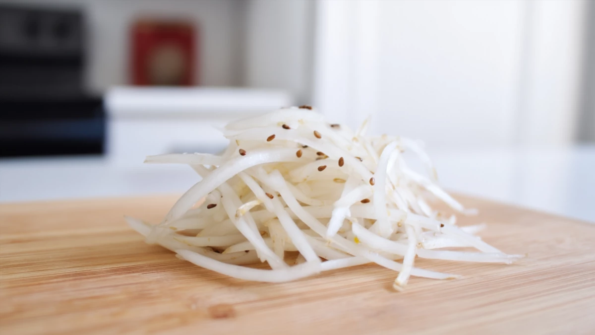 Фото блюда: Салат дайкон с кунжутом – свежий и ароматный