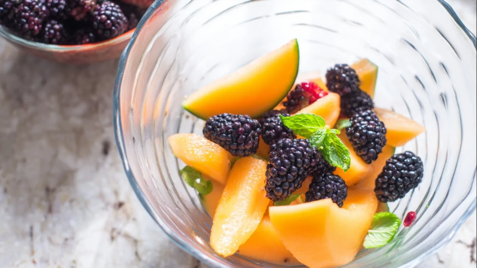 Фото блюда: Фруктовый салат с ежевикой и дыней для яркого дня