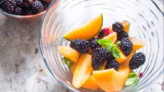 Фото рецепта: Фруктовый салат с ежевикой и дыней для яркого дня