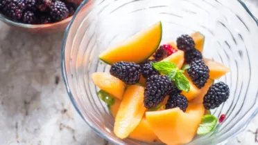 Фото рецепта Фруктовый салат с ежевикой и дыней для яркого дня