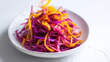 Фото рецепта Яркий салат из краснокочанной капусты с морковью и цитрусами