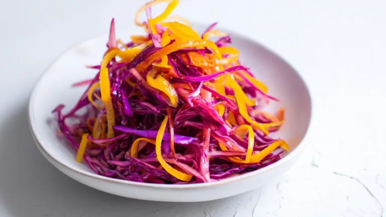 Фото блюда: Яркий салат из краснокочанной капусты с морковью и цитрусами