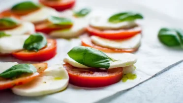 Фото рецепта Капрезе с сочными томатами и нежной моцареллой вкус Италии на вашей тарелке