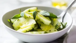 Фото рецепта: Свежий огуречный салат с мелиссой и тонким цитрусовым ароматом