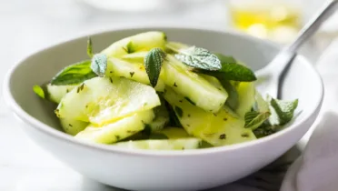 Фото рецепта Свежий огуречный салат с мелиссой и тонким цитрусовым ароматом