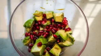 Фото рецепта: Салат с авокадо и гранатом который освежает и насыщает