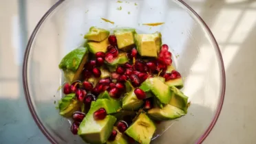 Фото рецепта Салат с авокадо и гранатом который освежает и насыщает