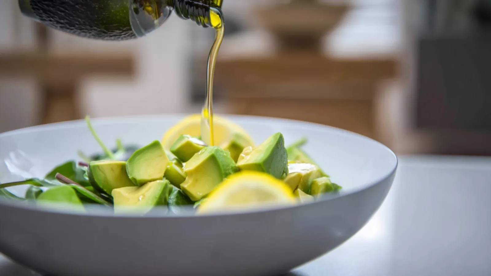 Фото блюда: Свежий салат с авокадо и льняным маслом для яркого вкуса