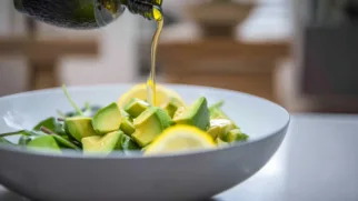 Фото рецепта: Свежий салат с авокадо и льняным маслом для яркого вкуса