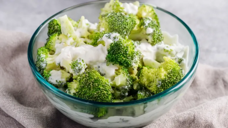 Фото блюда: Нежный салат с брокколи и йогуртом для быстрого обеда