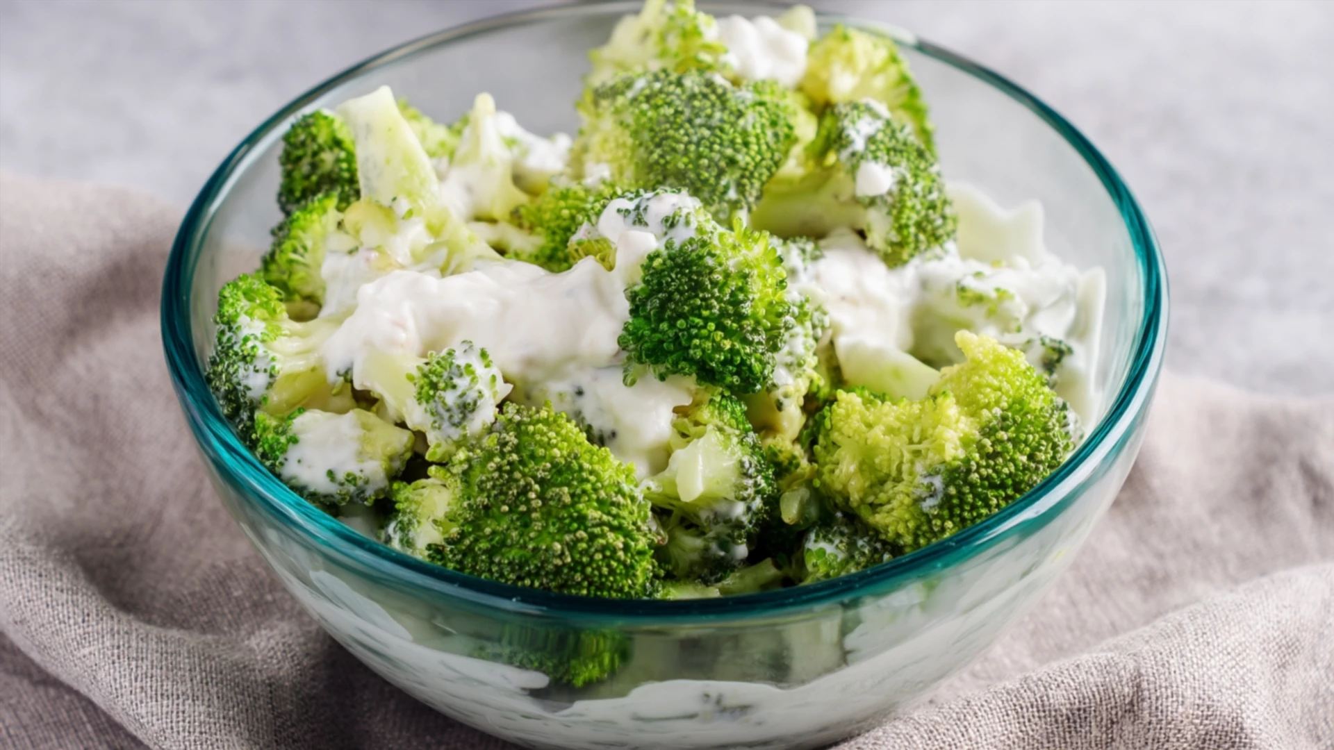 Фото блюда: Нежный салат с брокколи и йогуртом для быстрого обеда