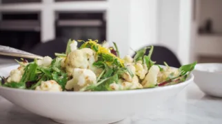 Фото рецепта: Салат с цветной капустой и зеленью — лёгкий и свежий