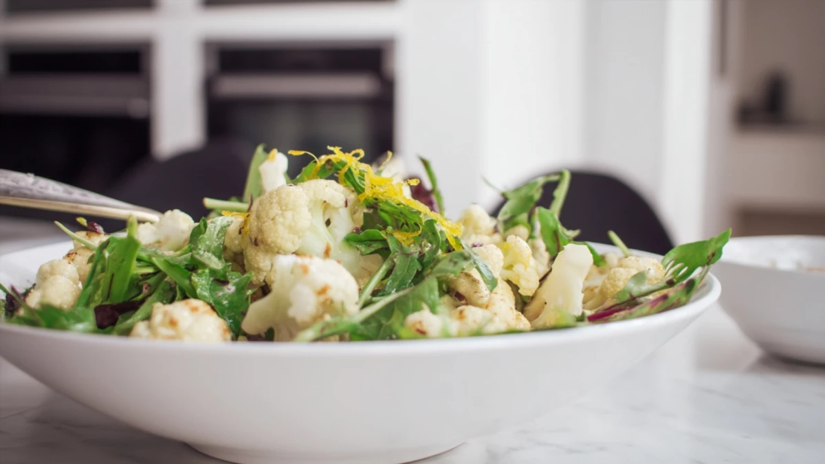 Фото блюда: Салат с цветной капустой и зеленью — лёгкий и свежий