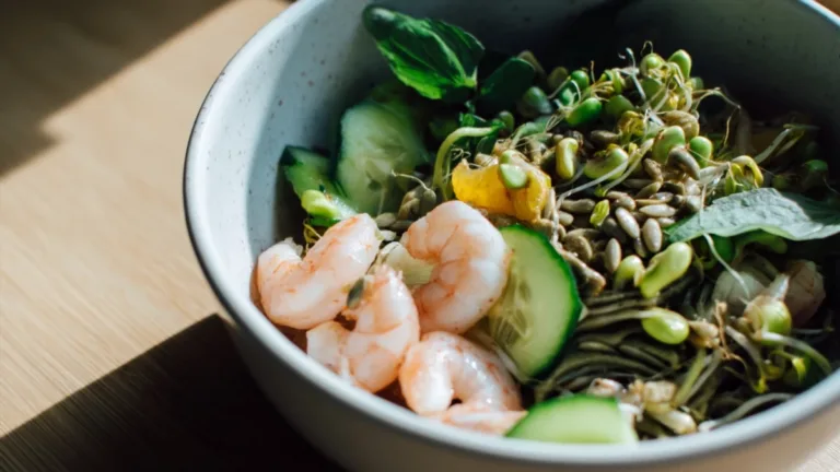 Фото блюда: Хрустящий салат с фасолевыми ростками и креветками в цитрусово соевом соусе